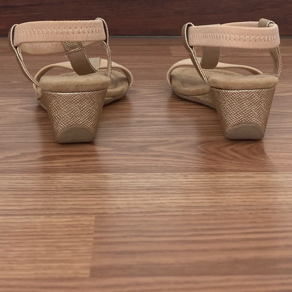 NWOB Alfani Step N Flex Voyage Wedge Sandals Size 6 Champagne T-Strap - Picture 6 of 7